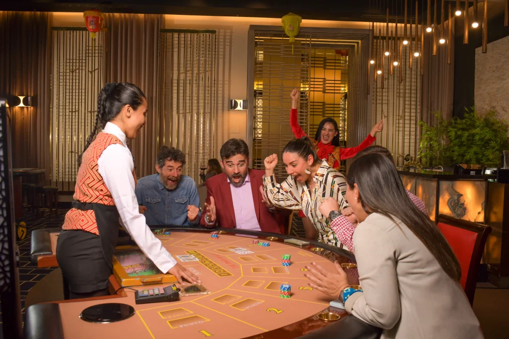 Personas jugando baccarat en Casino Atlantic City Miraflores