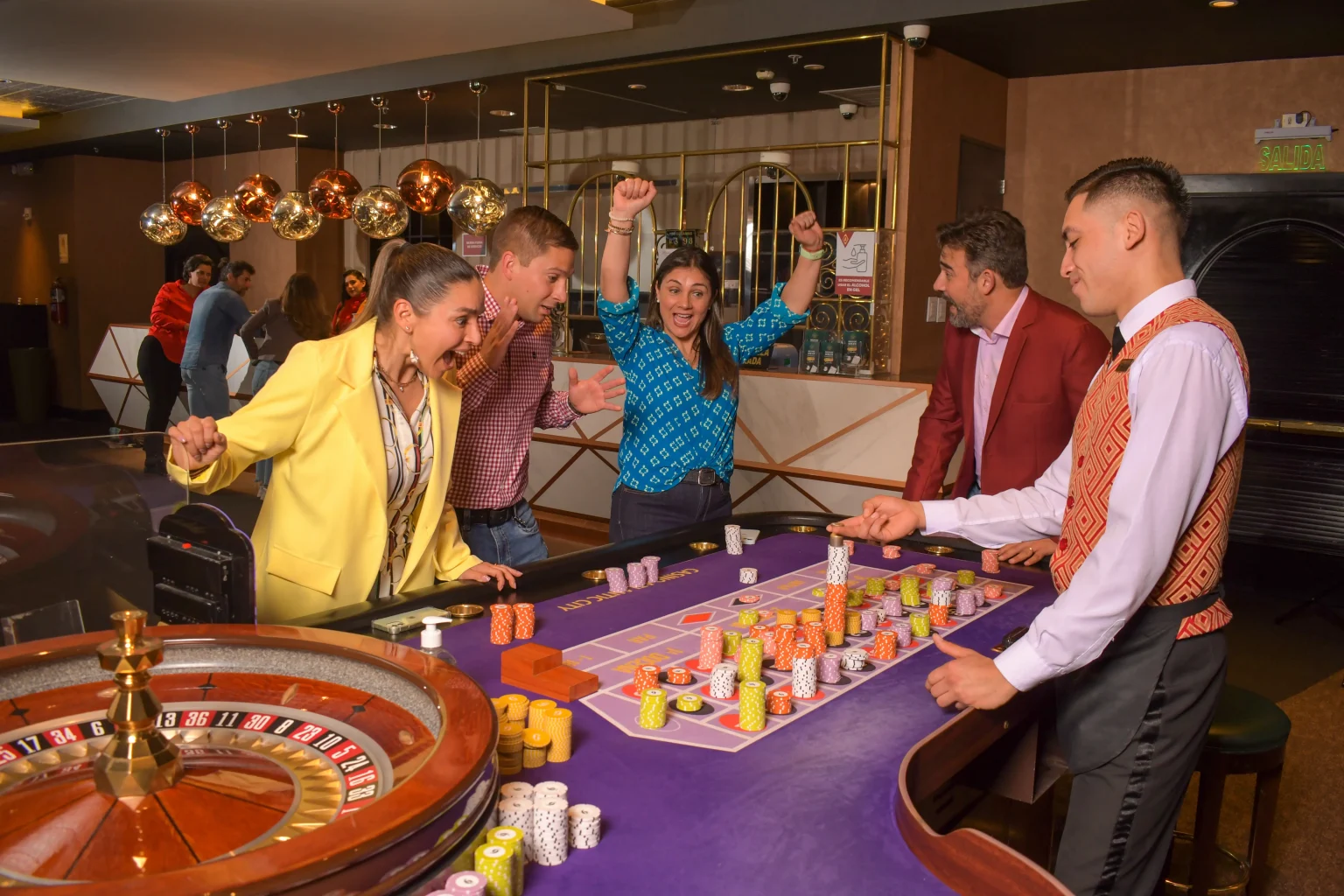 Personas jugando en Casino Atlantic City Perú