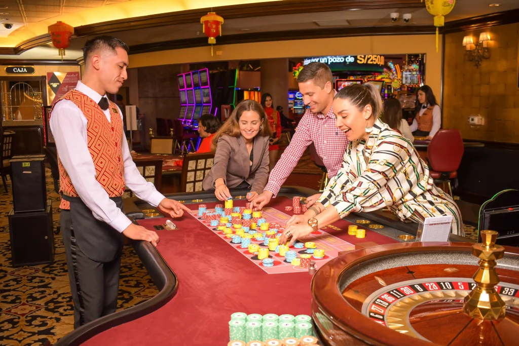 Personas jugando ruleta en Casino Atlantic City Miraflores